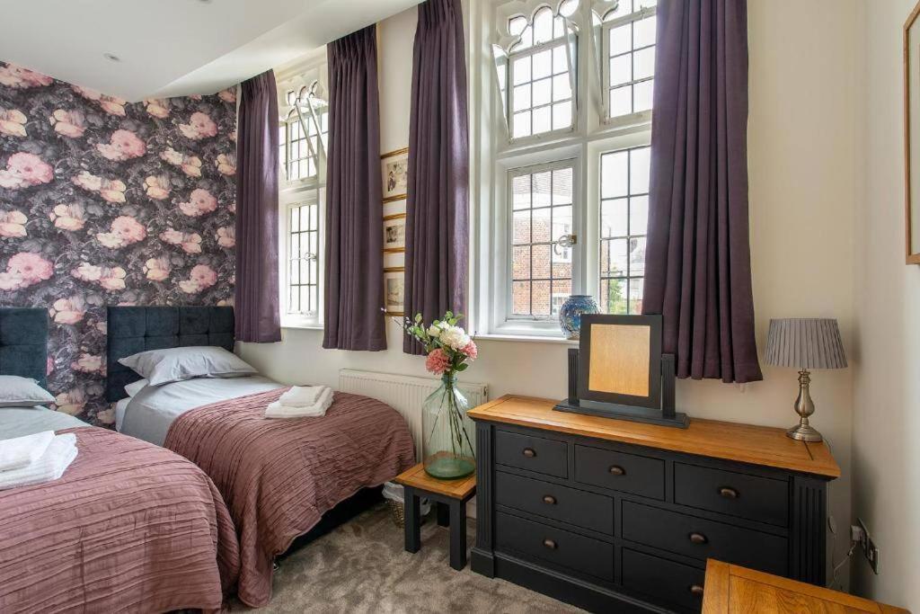 The Most Central Apartment In Canterbury Stunning Interiors, Fully Equipped, City Views And Free Wifi! Kültér fotó