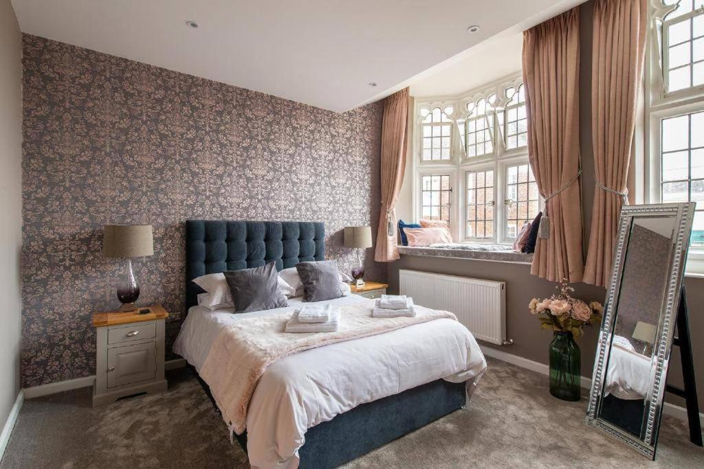 The Most Central Apartment In Canterbury Stunning Interiors, Fully Equipped, City Views And Free Wifi! Kültér fotó