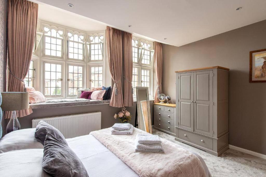 The Most Central Apartment In Canterbury Stunning Interiors, Fully Equipped, City Views And Free Wifi! Kültér fotó