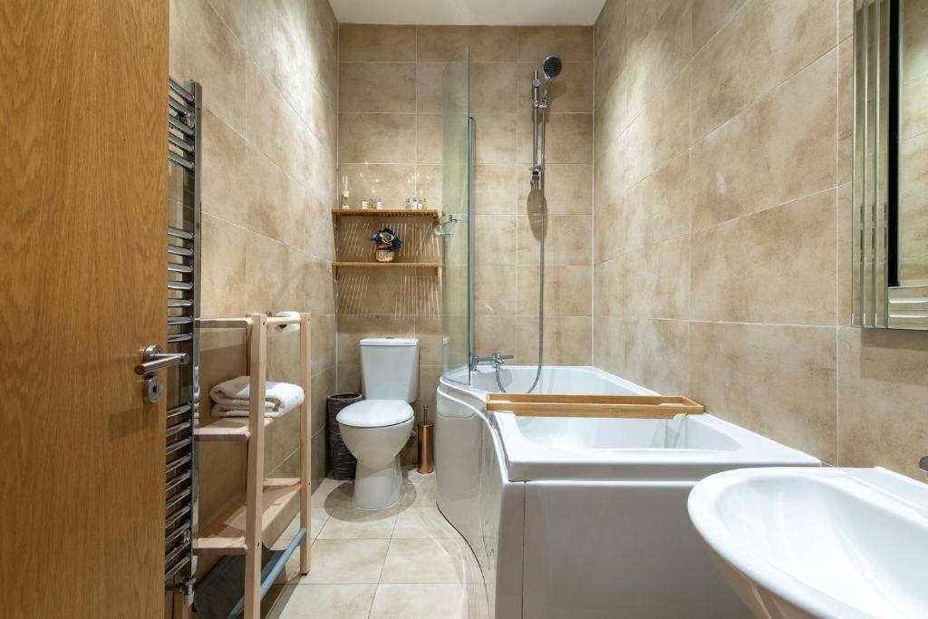 The Most Central Apartment In Canterbury Stunning Interiors, Fully Equipped, City Views And Free Wifi! Kültér fotó