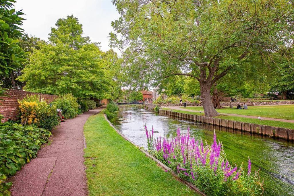 The Most Central Apartment In Canterbury Stunning Interiors, Fully Equipped, City Views And Free Wifi! Kültér fotó