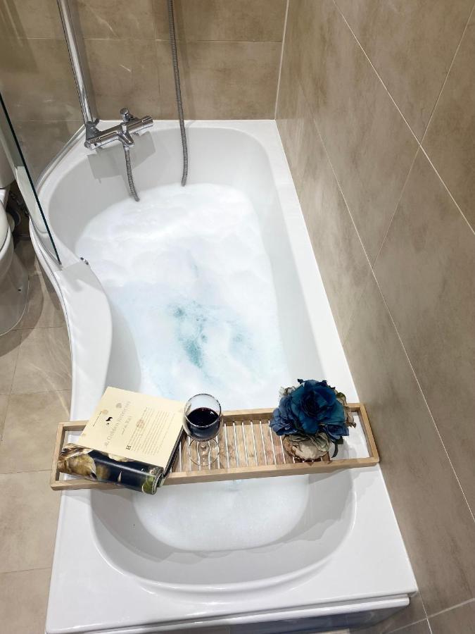 The Most Central Apartment In Canterbury Stunning Interiors, Fully Equipped, City Views And Free Wifi! Kültér fotó