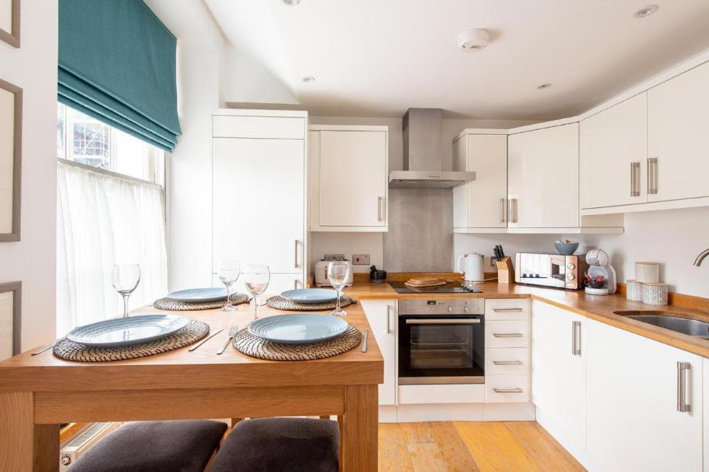 The Most Central Apartment In Canterbury Stunning Interiors, Fully Equipped, City Views And Free Wifi! Kültér fotó